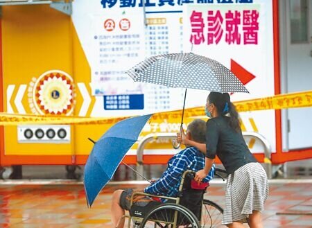 疫情來勢洶洶,慢性病患者,伴隨體弱、行動不便的因素,成為弱勢中的弱勢,也成為重症甚至死亡的一部分。(粘耿豪攝)