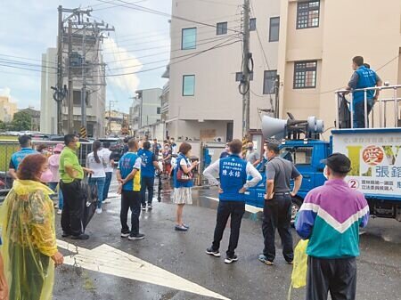 雲林縣斗六市後庄里尊龍休閒會館被徵用為防疫旅館,但隔離者行為脫序,從樓上吐口水、丟垃圾,斗六市長林聖爵要求雲林縣衛生局撤離隔離者未果,找來戰車帶隊到衛生局抗議。(周麗蘭攝)