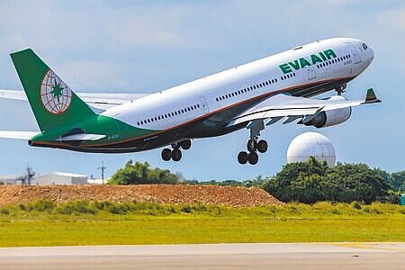 長榮航空總經理孫嘉明昨表示,貨運市場從「五窮六絕」變成「五追六趕」,加上客運復甦在即,航空前景一片大好。圖為長榮航空班機。(陳麒全攝)