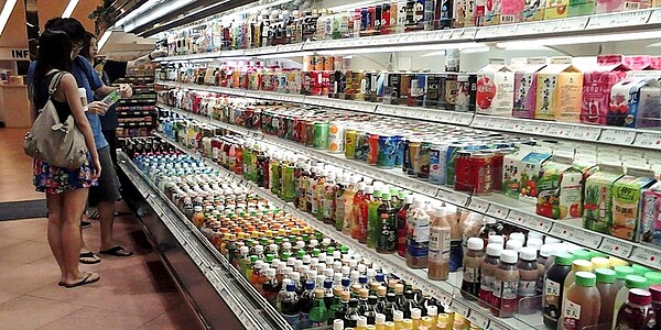 財政部31日發布函釋,認定天然蔬果汁咖啡因含量若低於飲品標準,可從寬比照果汁飲品適用貨物稅率8%。圖/張鎧乙