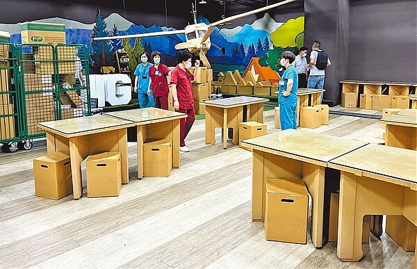 中央1日起在六都開設兒童疫苗大型接種站,台中市設在自然科學博物館,台中榮總醫護人員仔細規畫動線。(民眾提供/盧金足台中傳真)