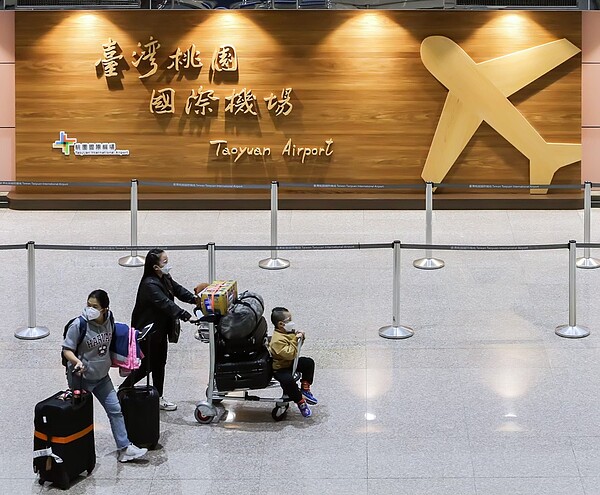 6月1日零時起,自國外入境之所有旅客,抵臺時請於機場採集唾液檢體,以進行病毒核酸檢驗,旅客完成採檢後,續行入境檢疫措施。(示意圖/記者陳麒全攝影)