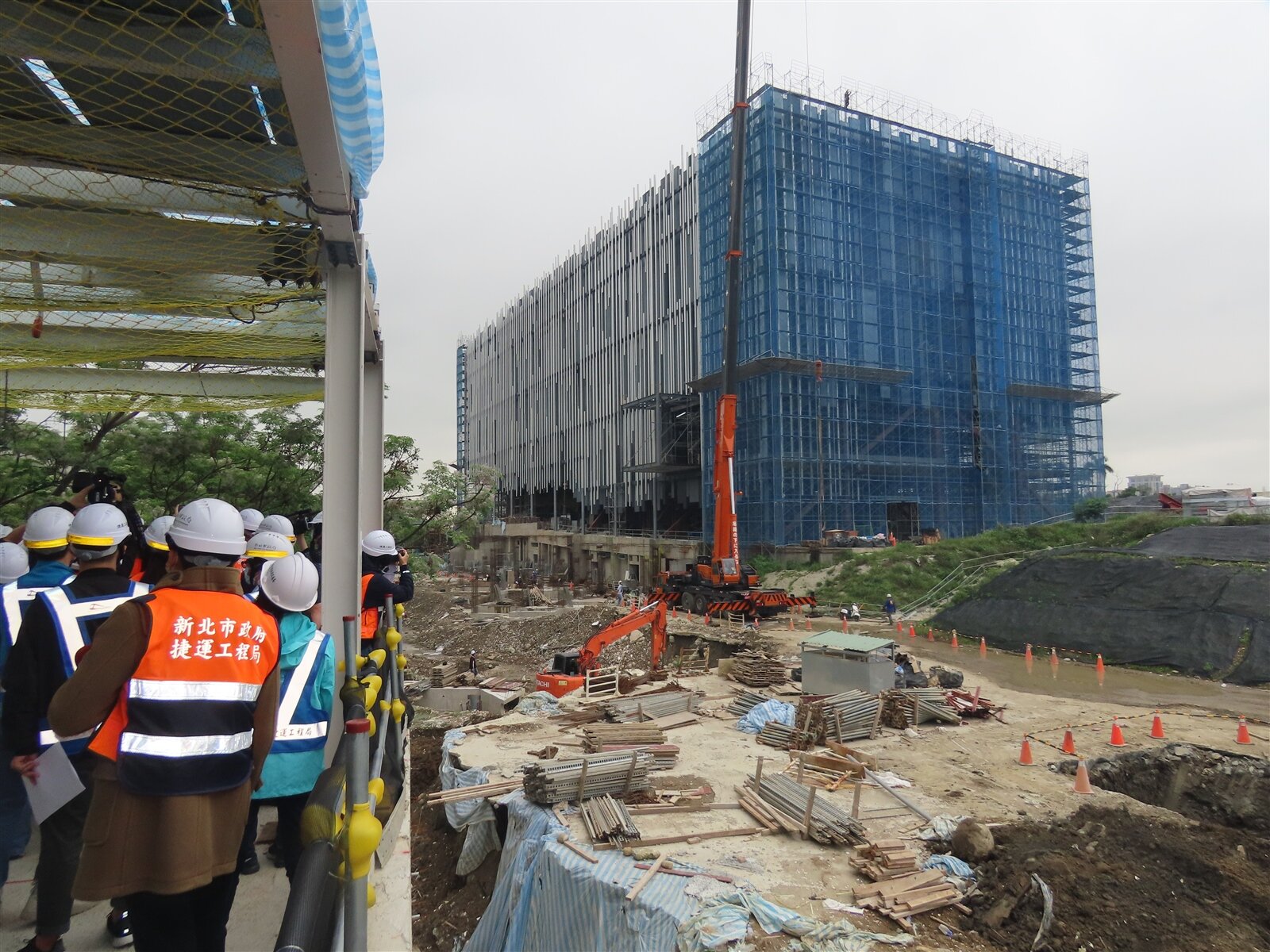 原定今年4月完工的美術館，目前工程進度僅達6成8，預估依目前進度完工將延後至少240天。記者李定宇／攝影 