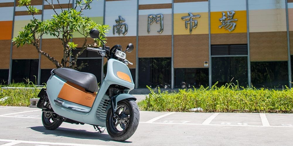 Gogoro VIVA XL外觀保留了VIVA特有的頭燈造型,車身則受惠放大尺碼而提供更舒適的騎乘、置物空間,售價6萬9980元起(試駕車VIVA XL BELT復古綠,售價7萬7980元),8月29日前購車可獲早鳥禮「Gogoro LED安全帽藍芽耳機」。圖/陳大任攝