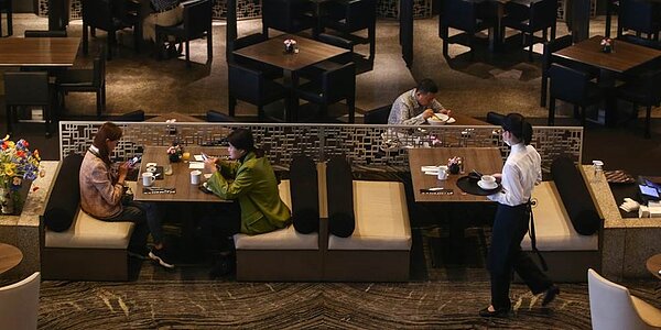 受新冠疫情影響,2021年7月時餐飲服務人員人數減少最多,與前一年同期相比,大減8.6%。圖/鄧博仁