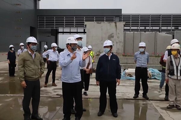 為了發展物流,交通部辦理郵政物流園區(機場捷運A7站)建置計畫。交通部長王國材今天和交通部次長祁文中、中華郵政公司董事長吳宏謀、總經理江瑞堂等人陪同前往視察。圖/交通部提供