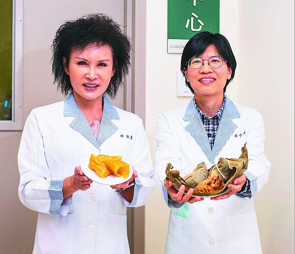 長庚醫院臨床毒物中心護理師譚敦慈(左)、醫放系教授林中英教大家如何選購粽子、包粽子,健康過佳節。記者江家全/攝影