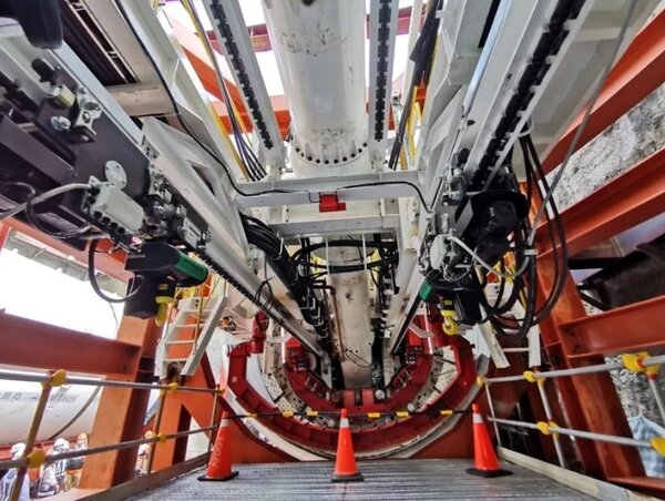 正在施工的捷運綠線小圓潛盾機去年11月底首次啟用，桃園市議員舒翠玲昨質詢指出，兩部潛盾機不到3個月就停機。圖／聯合報