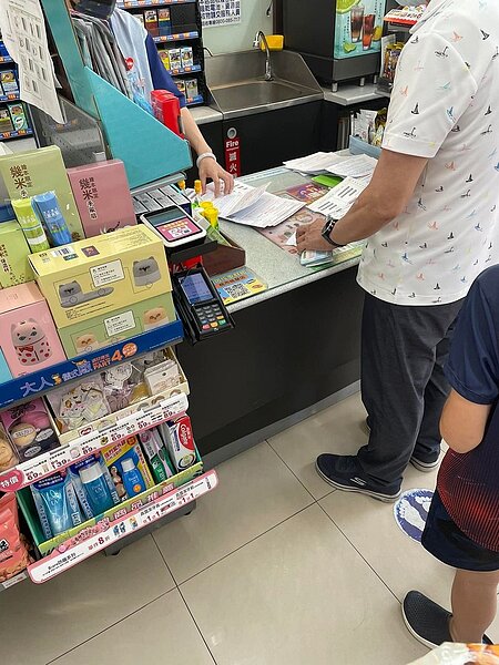 一名網友親眼目睹一位阿伯趕在房屋稅開徵的截止日前，帶著厚厚一疊的繳費單和千元現金到超商臨櫃繳費，不禁感嘆「原來這就是資本主義的味道啊」。 圖／翻攝自臉書社團「爆廢公社」