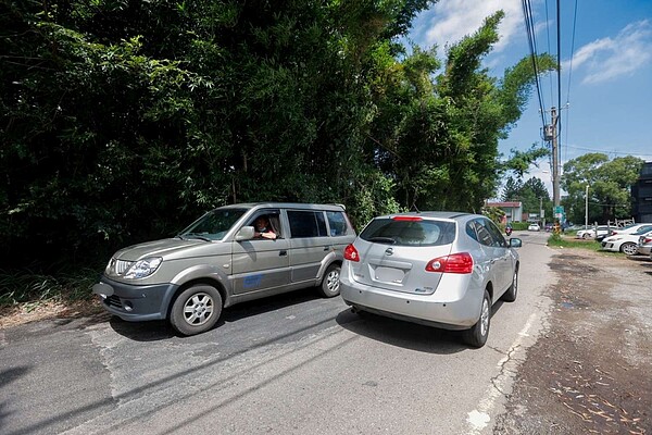 高峰路其中一段路幅僅5到7公尺寬，每逢尖峰時段必塞，預計7月動工拓寬。圖／新竹市政府提供