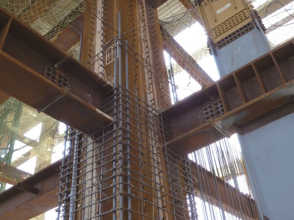 ■SRC柱結合「鋼筋混凝土」和「鋼骨」的結構方式，梁柱中間以鋼骨支撐，外圍再用15至20公分的混凝土包覆。