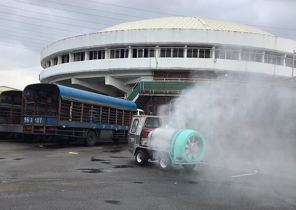 新北市肉品市場內自走式消毒車圖／新北市動保處提供