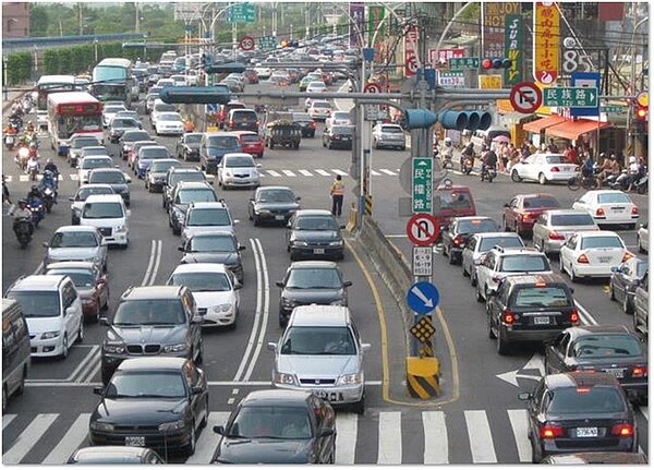 淡水人長期飽受塞車之苦,殷殷期盼公路總局能盡快審過淡北道路。圖/新北市新工處提供