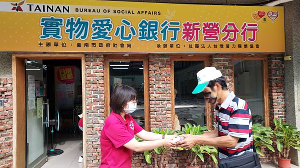 南市實物愛心銀行新營分行讓受助街友成為助人志工。圖／台南市社會局提供