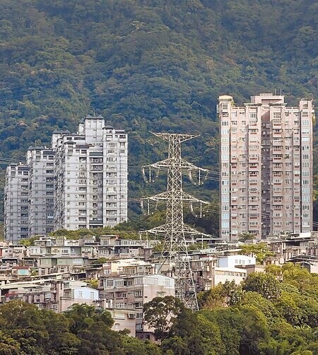 中經院估央行6月升息半碼至1碼,業者憂心政府猛打房巿,建議政府緩升息並適度放寬信用管制。(范揚光攝)