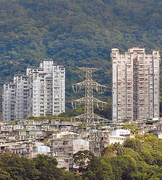 中經院估央行6月升息半碼至1碼,業者憂心政府猛打房巿,建議政府緩升息並適度放寬信用管制。(范揚光攝)