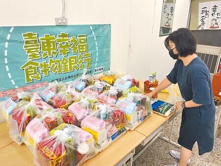 疫情影響，台灣安心家庭關懷協會食物銀行統計，每月物資需求增加2成5。（蔡旻妤攝）