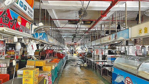 嘉義縣布袋觀光魚市近來受新冠肺炎疫情嚴峻影響,僅剩約2成攤商開門營業。(游志豪提供/張亦惠嘉縣傳真)