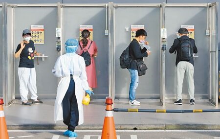 
6月起邊境防疫管制放寬，所有入境旅客一律都採「唾液篩檢」。（陳麒全攝）
