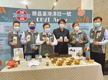 桃園市長鄭文燦(左三)參訪勝昌製藥廠,鼓勵中醫師在線上診療時視需要可開立台灣清冠一號處方箋。(呂筱蟬攝)