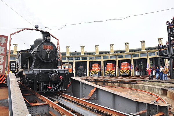 彰化扇形車扇是全台僅存的扇形車庫,目前仍有維修保養功能,還展示有國寶級蒸汽火車,維持動態保存。圖/聯合報系資料照