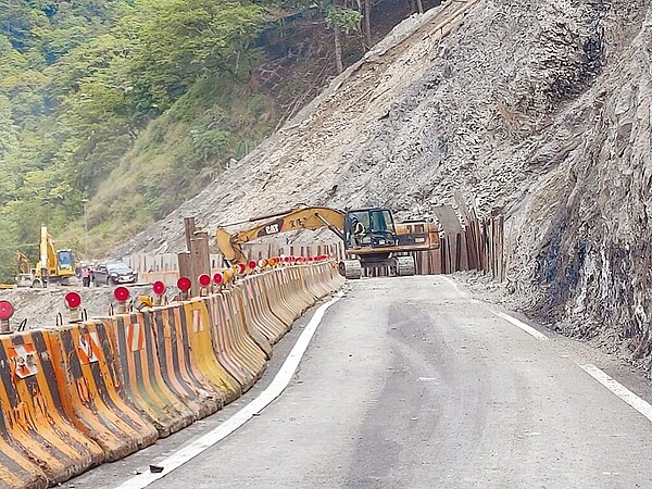 台8線中橫公路117.4公里處花蓮縣秀林鄉關原路段4月底發生大規模崩塌，經公路總局封閉1個多月搶修，已完成便道搶通鋪設瀝青路面，但邊坡搶修等部分工程因鋒面大雨延誤，開放通行時間將延至本月8日。（公路總局第四區養護工程處提供／羅亦晽花蓮傳真）