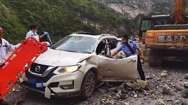 大陸四川雅安地震，造成多地山體滑坡事故。圖／取自澎湃新聞