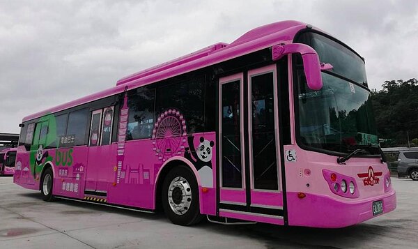 2030全面公車電動化,業者表示一部公車須一個充電樁,會壓縮現有停車空間,且台電供電瓦數無法滿足需求,將有一半公車無法充電。圖/北市府提供