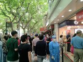 解封第一天　上海熟食店大排長龍