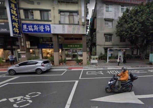 台北市議員耿葳批評，長久以來北市停管處都將車格畫在公車站前後10公尺內，形成民眾違停挨罰、公有車格卻能「就地合法」的亂象，痛批市府公然違法。（耿葳辦公室提供）