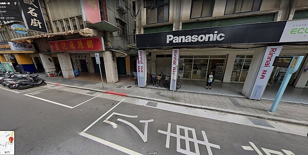 北市公車站牌前後10公尺不得停放車輛,不過停管處卻在10公尺內畫設停車格,耿葳就批評停管處讓違法就地合法,要求立即改善。圖/北市議員耿葳提供