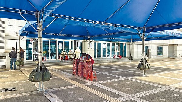 三重體育場社區篩檢站為中央5月才新設的站點,但使用人數偏低,現場醫護透露,每天平均採檢人數不到50人。(呂健豪攝)