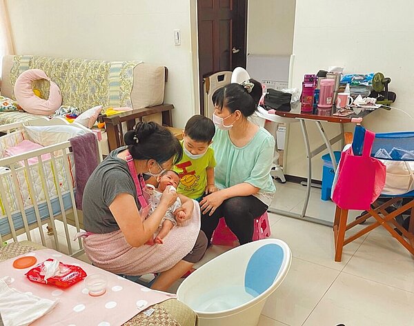 新北弱勢家庭未來申請月嫂到宅服務,也能領到2萬元生育獎勵。(新北市社會局提供/葉德正新北傳真)