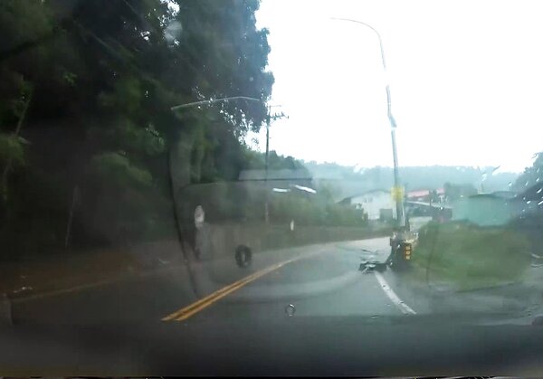 林姓民眾開車行經台21線大坪頂路段，對向車道竟出現1個「幽靈輪胎」在路上穩定滾動。圖／林姓民眾提供