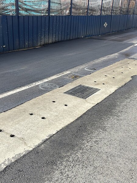 北市捷運局表示,當時整周下豪大雨,同時有淺盾機作業,導致土壤鬆動,再加上附近自來水剛好發生漏水,多重因素造成路面沉陷,6月2日凌晨銑刨機去把路面刨鋪整平了。圖/北市捷運局提供