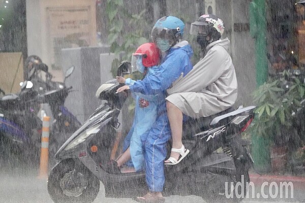 中央氣象局發布大雨特報。聯合報系資料照