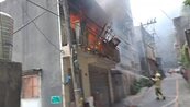 基隆2層民宅全面燃燒冒火光　消防急灌救未延燒鄰宅
