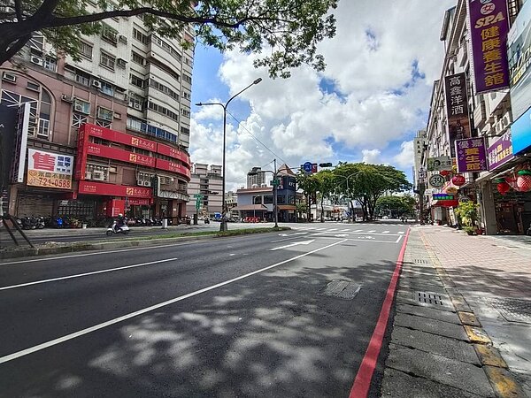 輕軌二階大順路部分路段將暫時還路於民，在今年11月汛期結束後再進行鋪軌工程。記者林巧璉／翻攝