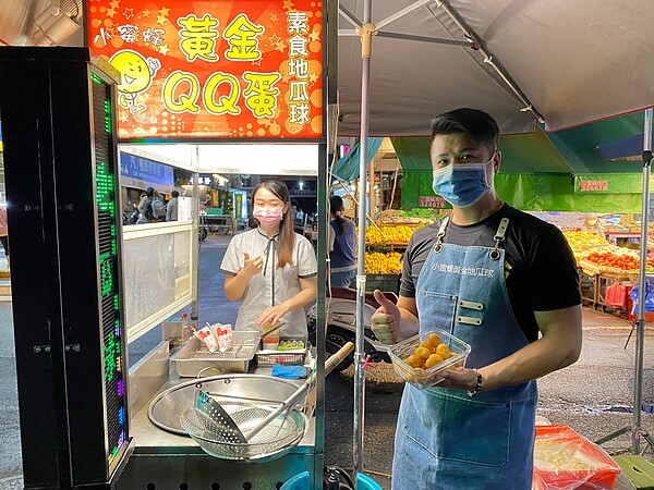 逛夜市自備環保餐具除了環保，也可享有各環保攤商美食折扣或加量不加價等優惠。圖／台東縣政府提供
