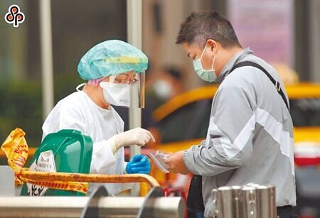 台北市議員汪志冰2日質詢時怒轟,聯醫醫護去年5月至12月津貼的2成,迄今仍無入帳,圖為北市聯醫忠孝醫院外設的快篩站。(本報資料照片)