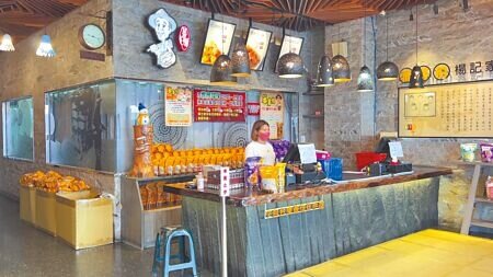 台東伴手禮店業者表示,疫情影響,業績長期低迷,希望國旅補助能帶動商機。(蔡旻妤攝)