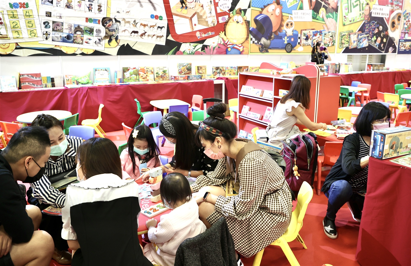2022第30屆台北國際書展2日登場，受疫情影響人潮不若往年，童書新樂園專區仍可見家長帶著幼童參觀。記者林俊良／攝影 