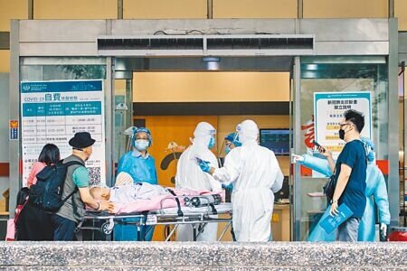 本土疫情嚴峻,考量部分中、重症個案經過適當治療後,症狀已緩解,中央流行疫情指揮中心宣布,PCR的Ct值介於27~30,或是PCR檢驗結果為陰性或Ct值≧30,就可解除隔離;圖為長者就醫,家屬在急診室外焦急等待。(郭吉銓攝)