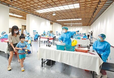 中正紀念堂兒童BNT疫苗接種站2日啟用第2天,除了網路預約也開放現場隨到隨打。(陳俊吉攝)