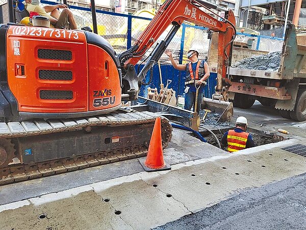 台北市萬華區萬大路正進行捷運萬大線施工,日前有民眾指控施工導致地層下陷,北市捷運局坦言,上周因連日暴雨、自來水管漏水及潛盾機鑽土導致地層些微下陷,現已壓實、刨鋪路面完成。圖/徐立信提供