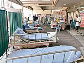 急診室外排滿病床？屏基：確診輕症分流