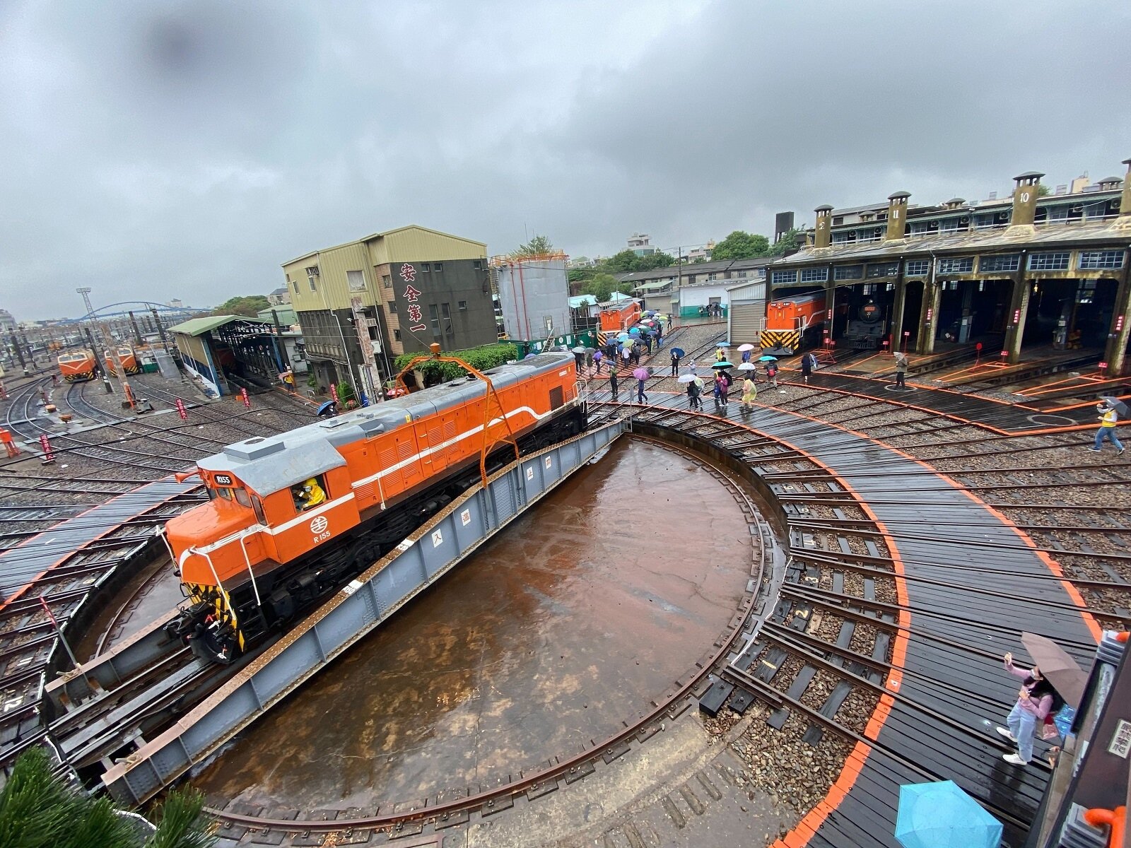 全台僅存的彰化扇形車庫，仍有維修保養功能，維持動態保存，圖為機車頭從轉盤進出扇庫的畫面。圖／聯合報資料照片
