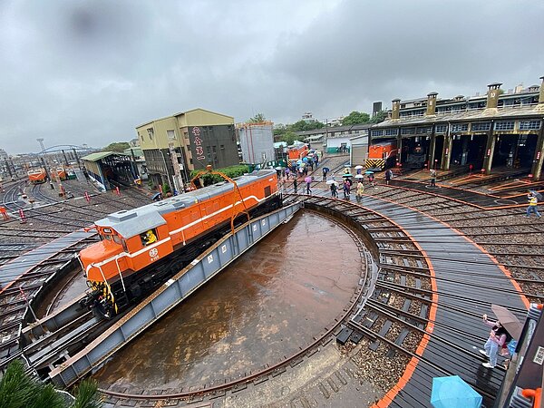 全台僅存的彰化扇形車庫，仍有維修保養功能，維持動態保存，圖為機車頭從轉盤進出扇庫的畫面。圖／聯合報資料照片