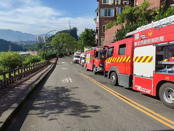 新北市消防局一名科長晚間在臉書社團轉貼同仁訊息表示「遵守規定的我們卻成了代罪羔羊,似乎變成了整個制度下的犧牲者」。圖/新北市消防局提供