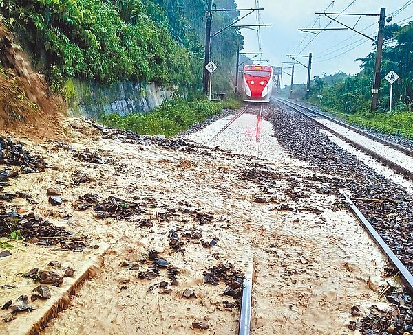 台鐵宜蘭線龜山站至大里站間鐵路，2日下午受到瞬間豪大雨影響，土石流淹沒西正線，讓列車一度以單線雙向通行，經工務人員搶修後恢復雙線行駛，總計影響20列次410分，影響旅客約3320人。（台鐵提供／李忠一宜蘭傳真）